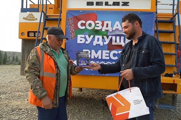 С Днем металлурга поздравили водителей.