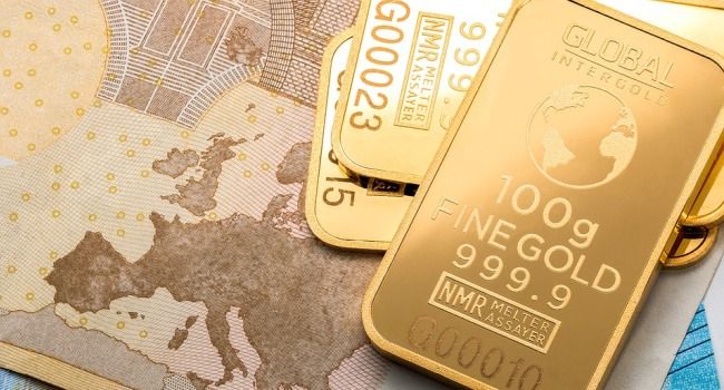 34,5 тонны составил отток золота из мировых биржевых фондов.
