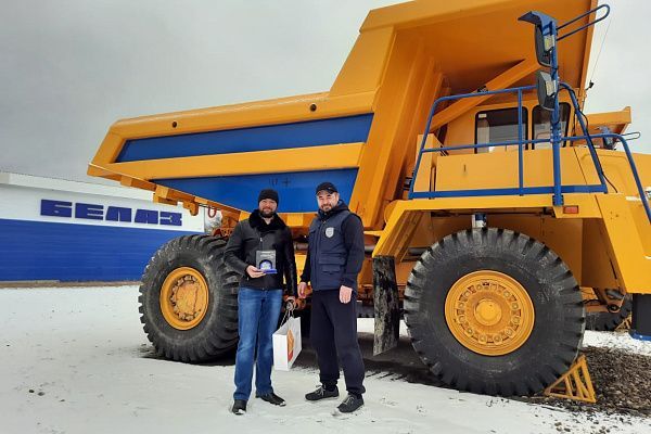 Ценные сувениры вручили водителям в честь праздника.
