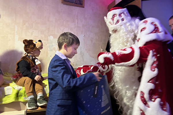 Из Республики Беларусь с любовью: «Сервис карьерных машин» поздравил юных магаданцев с Новым годом