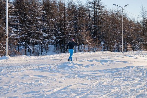 Прицепной трассоукладчик от социального партнера получила к новому году «спортивная школа по лыжным гонкам имени Е. Вяльбе».