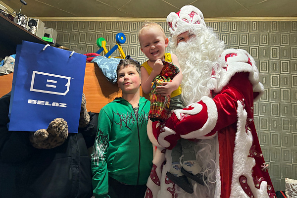 Из Республики Беларусь с любовью: «Сервис карьерных машин» поздравил юных магаданцев с Новым годом